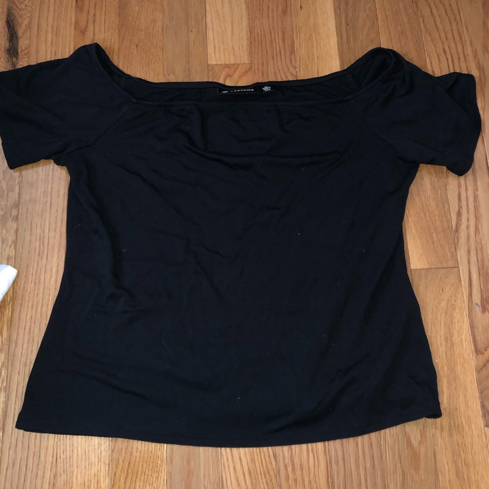 Black tee shirt.